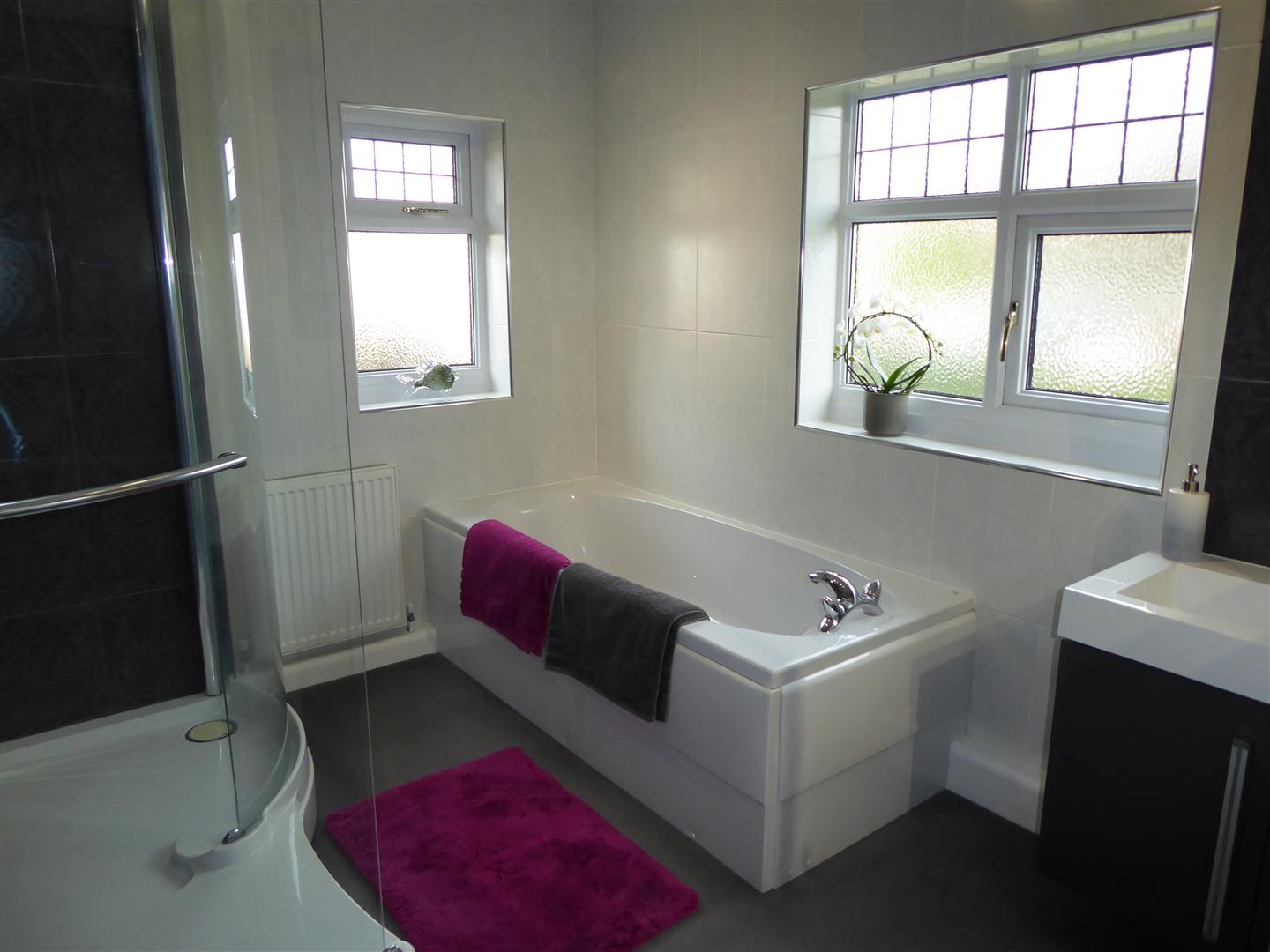 FAMILY BATHROOM/WC